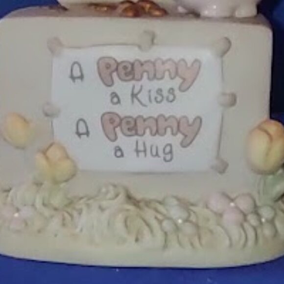 PRECIOUS MOMENTS A PENNY A KISS A PENNY A HUG FIGURINE WITH PIGGY BANK AND SIGN - Picture 9 of 9
